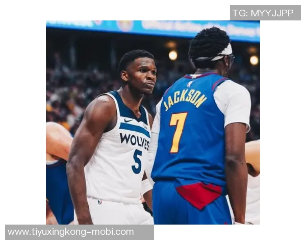 爱德华兹赛后庆祝达成一万分里程碑并获得比赛用球的荣耀时刻 爱德华兹赛后庆祝达成一万分里程碑并获得比赛用球的荣耀时刻