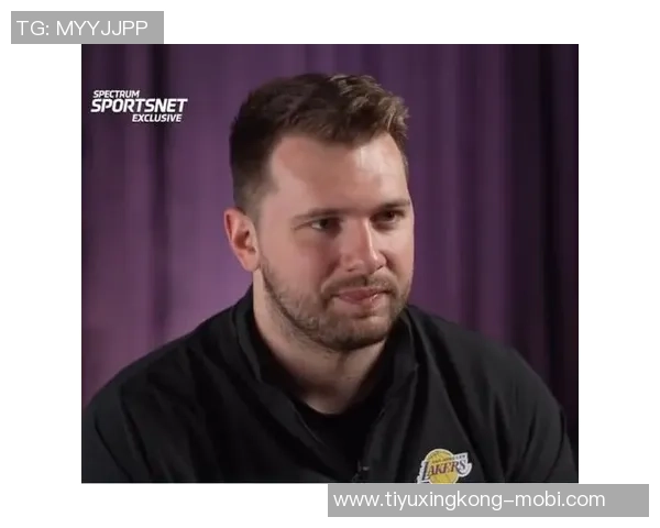 东契奇向里夫斯展示扭伤手指里夫斯惊呼难以置信的反应引发热议 东契奇向里夫斯展示扭伤手指里夫斯惊呼难以置信的反应引发热议